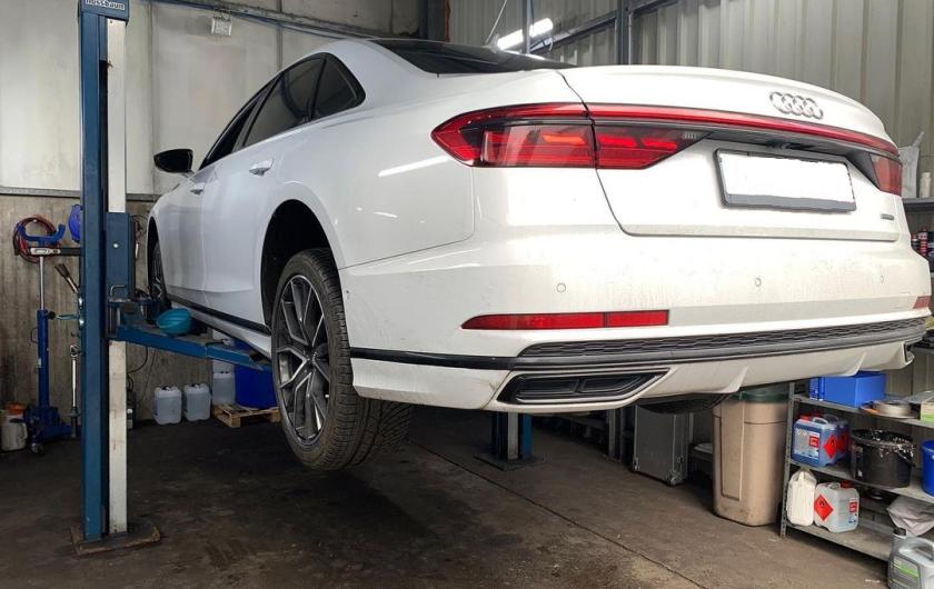 Ауди А8 на подъемнике