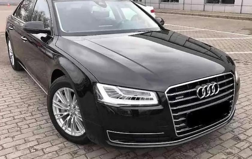Черный Ауди А8