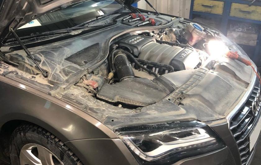 Ауди А7 с открытым капотом