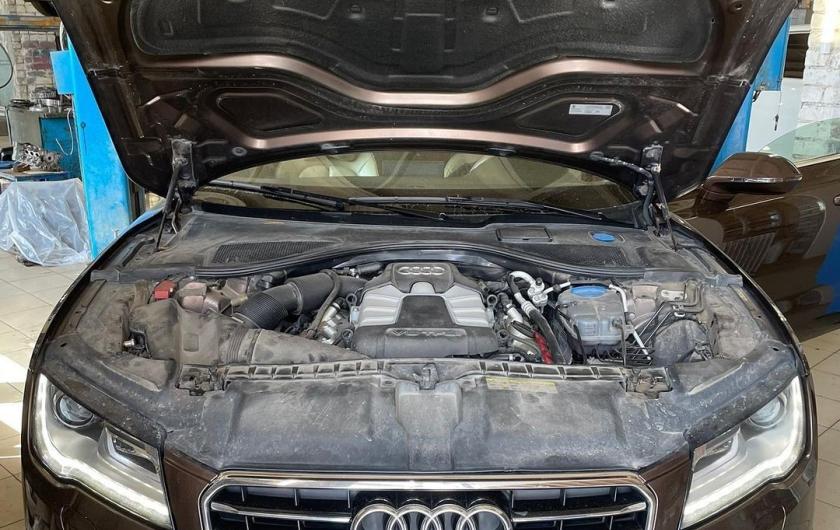 ауди А7 с открытым капотом