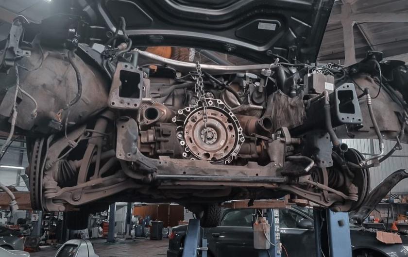 Ауди на подъемнике со снятым двигателем