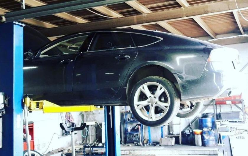 Ауди А7 в сервисе на подъемнике