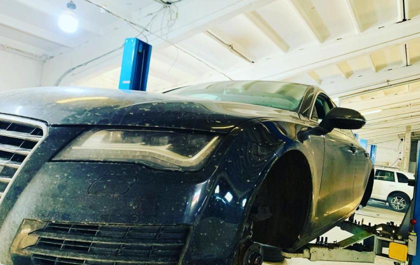 Ауди А7 на подъемнике в сервисе