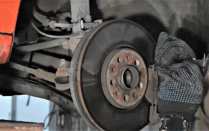 измерение толщины тормозных дисков Ауди