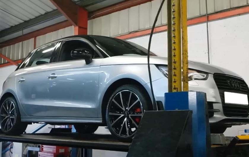 Ауди А1 в автосервисе на подъемнике