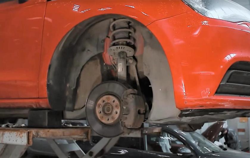 Ауди А1 в автосервисе на подъемнике