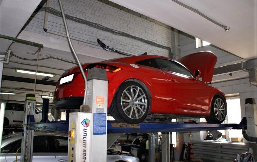 Ауди ТТ в автосервисе на подъемнике