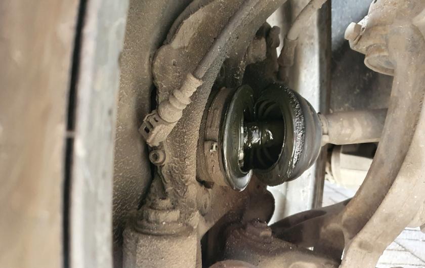 Поврежденный пыльник ШРУСа Ауди Q5