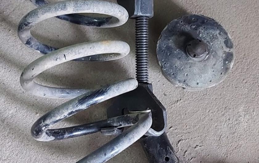 Поврежденная задняя пружина