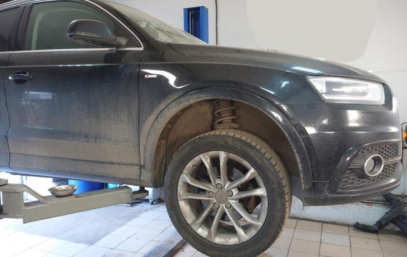 Ауди Q3 в процессе замены масла в раздатке