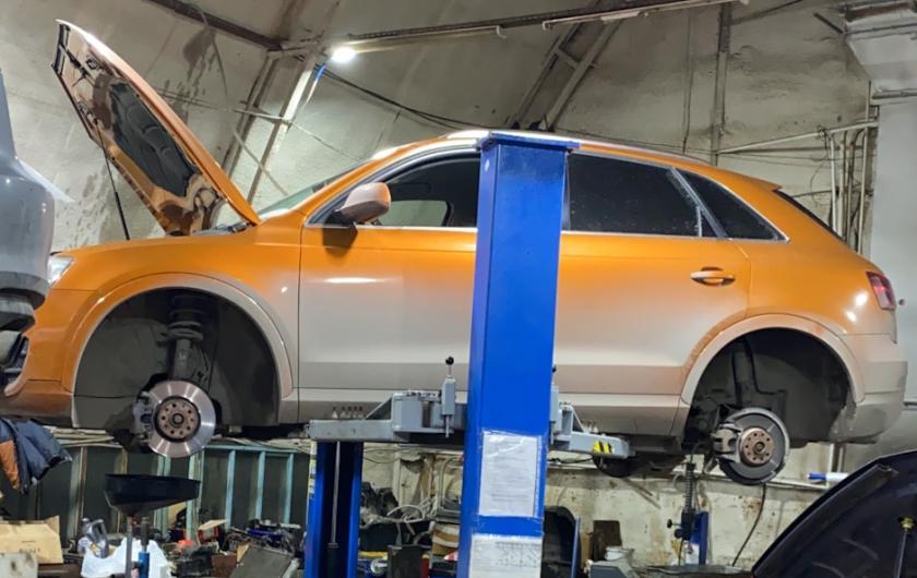 Ауди Q3 в процессе замены подшипников ступиц