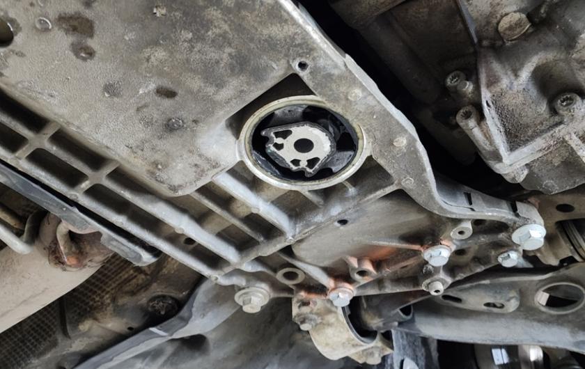 Замена сайлентблоков подрамника Ауди Q3