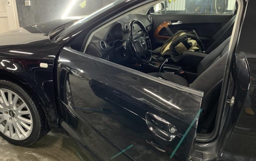 Ауди А3 в процессе замены стеклоподъемника