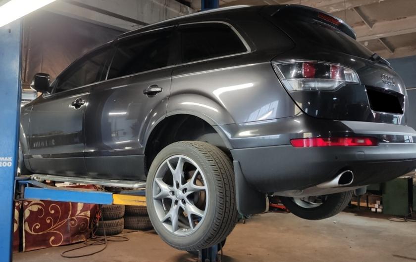 Ауди Q7 в процессе ремонта рулевой рейки