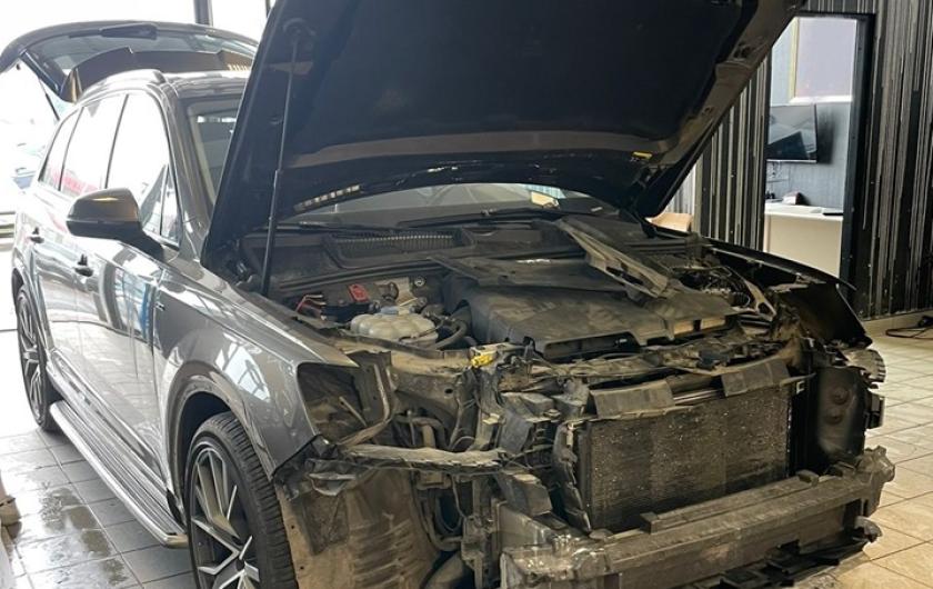 Ауди Q7 в процессе замены бампера