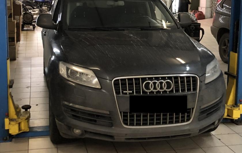 Ауди Q7 в процессе замены топливного насоса