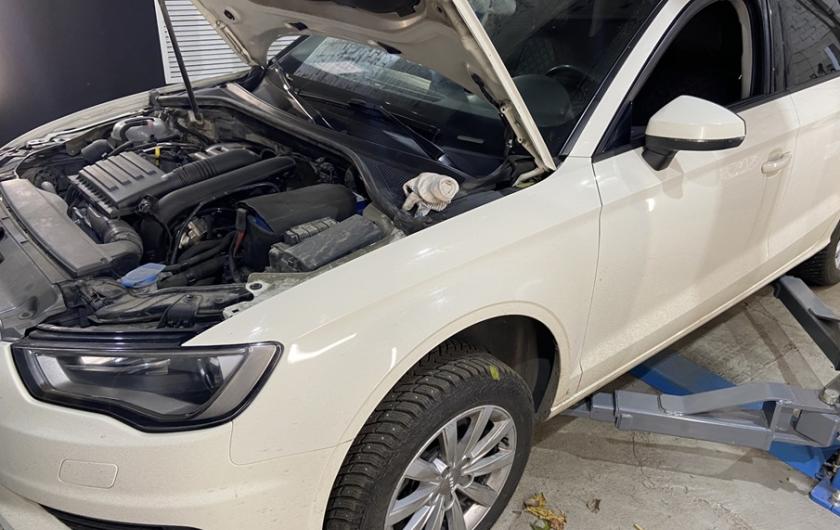 Ауди А3 в процессе замены датчика коленвала