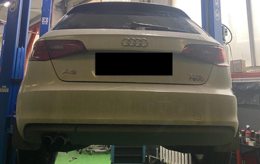 Ауди А3 в процессе замены масла в редукторе