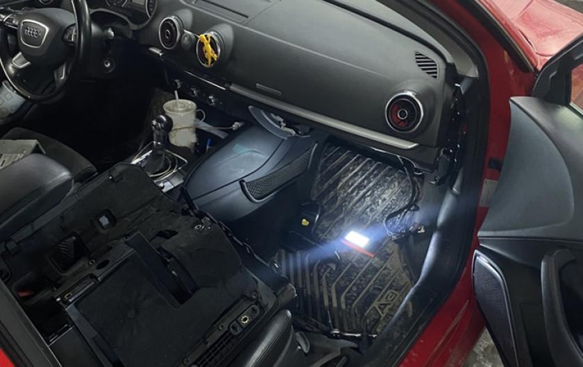 Ауди А3 в процессе замены моторчика печки