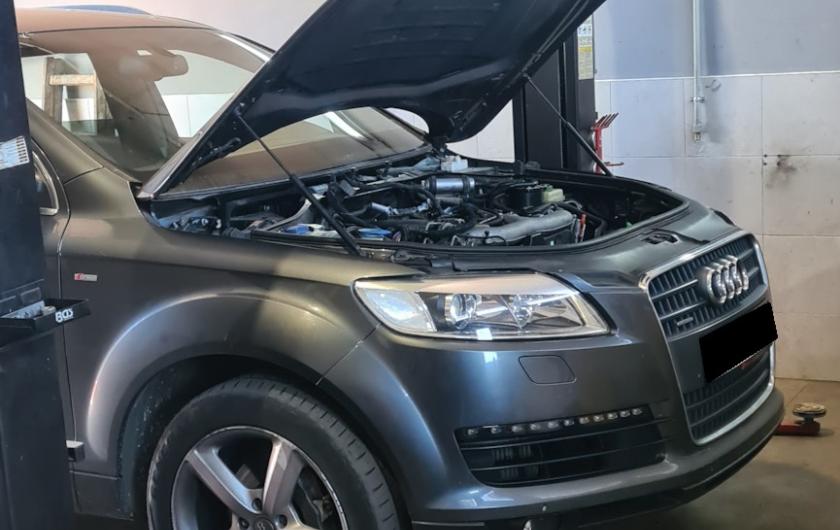 Ауди Q7 в процессе замены прокладки клапанной крышки