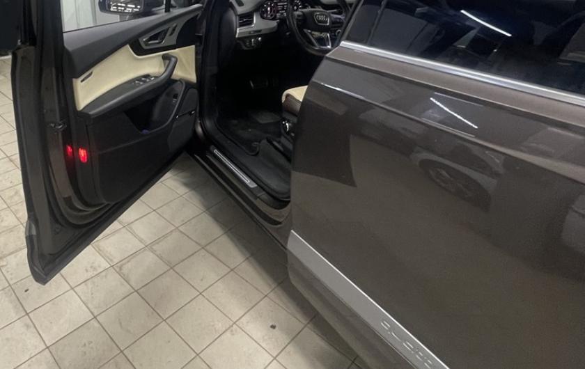 Ауди Q7 в процессе замены радиатора кондиционера