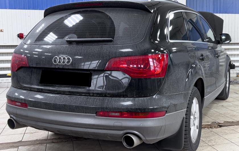 Ауди Q7 в процессе замены радиатора печки