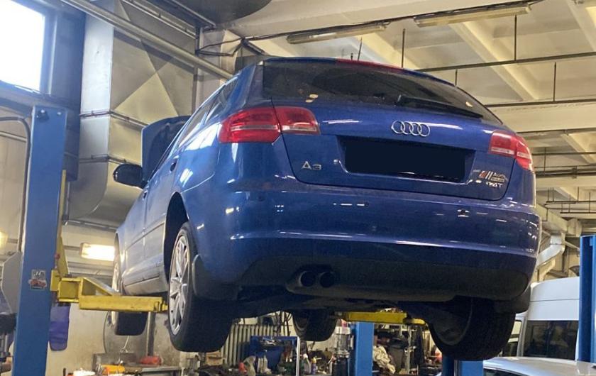 Ауди А3 в процессе замены стартера