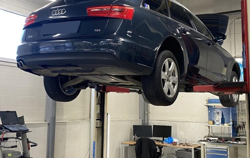 Ауди А6 в процессе замены масла в раздатке