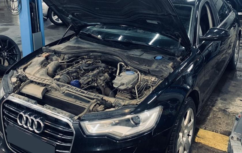 Ауди А6 в процессе замены переднего сальника коленвала