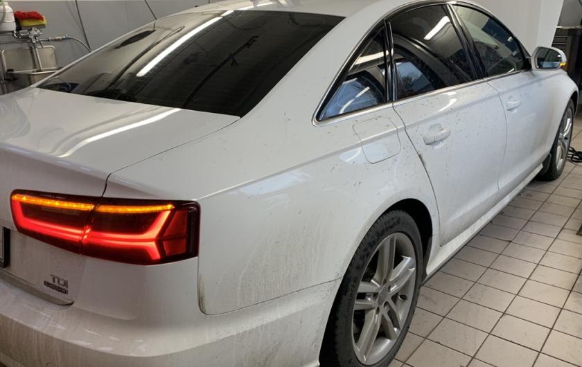 Ауди А6 в автотехцентре готовится к замене масляного насоса