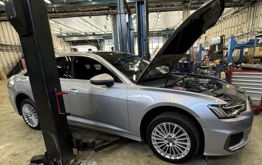 Ауди А6 в процессе замены прокладки клапанной крышки