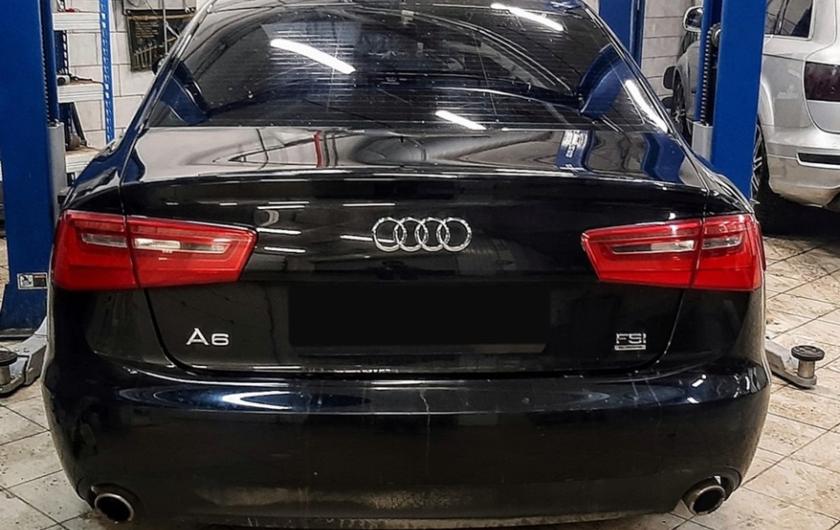 Ауди А6 в автотехцентре на замене тормозных суппртов