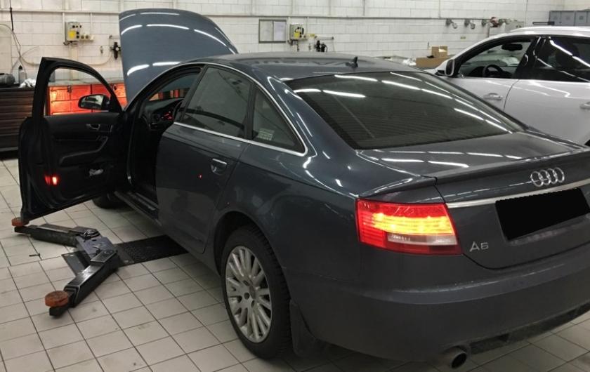 Ауди А6 в автотехцентре готовится к замене заднего сальника коленвала