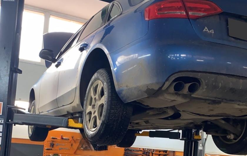 Ауди А4 в процессе замены масла в раздатке