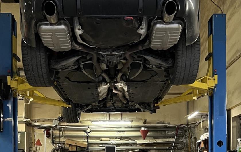 Ауди А4 в автотехцентре готовится к замене привода