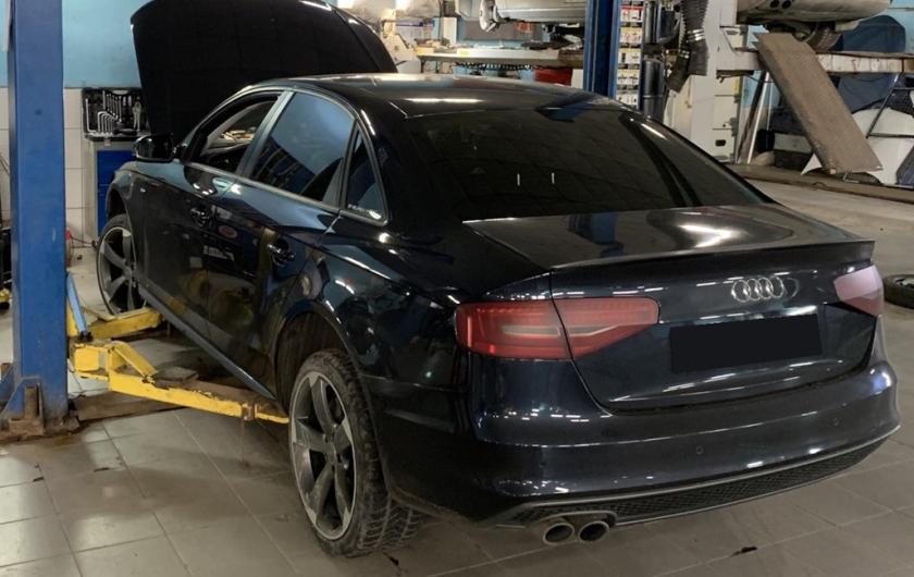 Ауди А4 в автотехцентре готовится к замене термостата