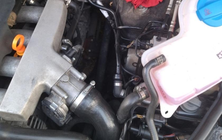 Замена датчика давления масла Ауди А4 (верхнего)