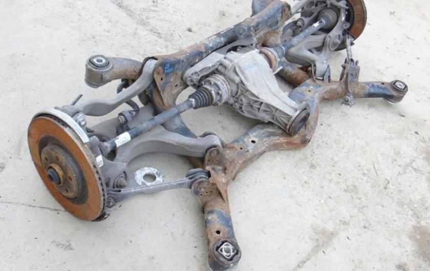 Часть задней подвески с редуктором