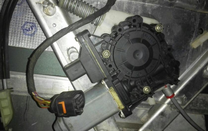 Замена стеклоподъемника Ауди ТТ