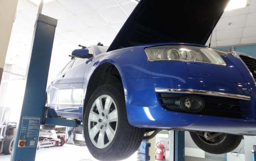 Ауди А6 на подъемнике в процессе техобслуживания