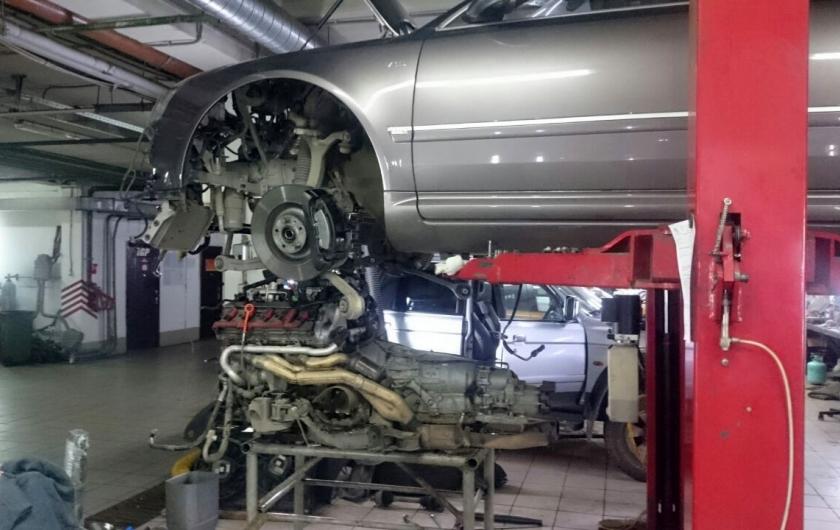 демонтаж двигателя с коробкой на Ауди