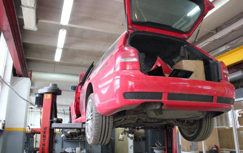 Ауди на подъемнике в сервисе