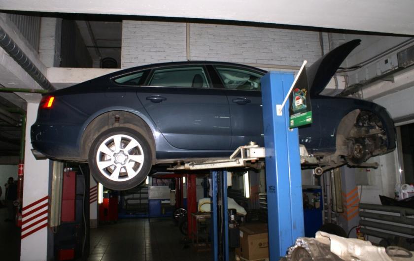 Ауди на подъемнике в сервисе