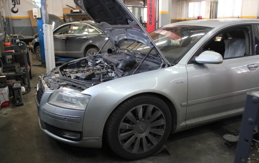 Ауди на сервисе с открытым капотом