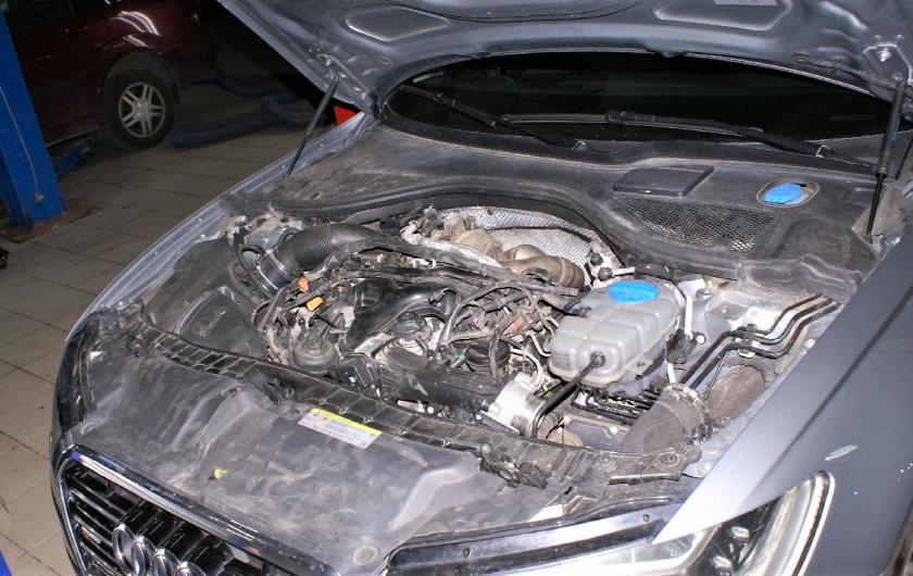 открытый капот на Ауди