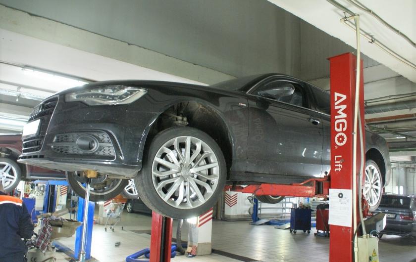 Ауди на подъемнике