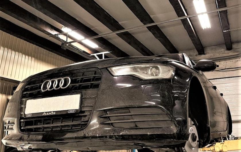 Ауди в автосервисе на подъемнике