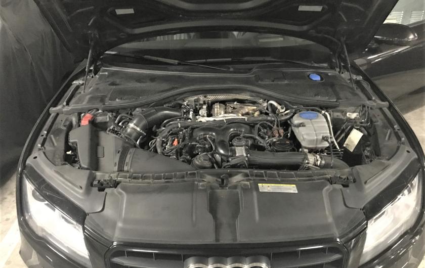 Ауди с открытым капотом