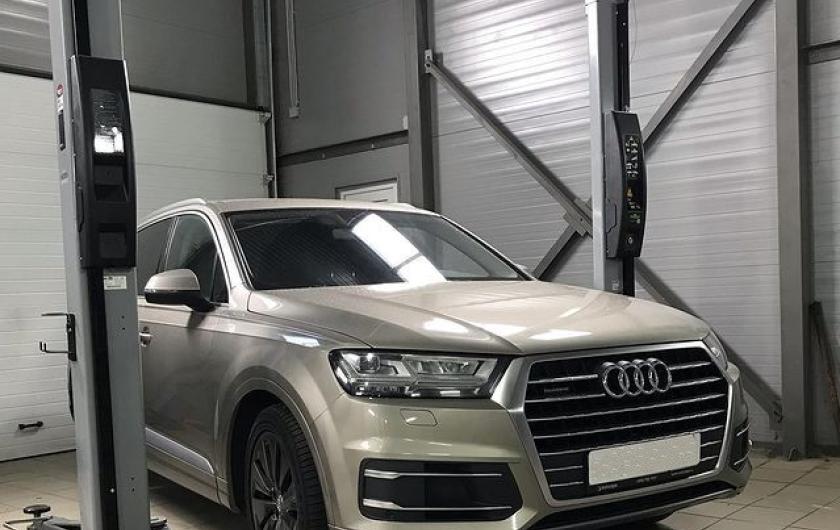 Ауди в автосервисе на подъемнике