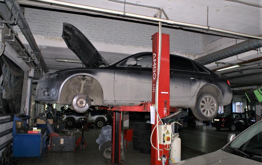Ауди в автосервисе на подъемнике